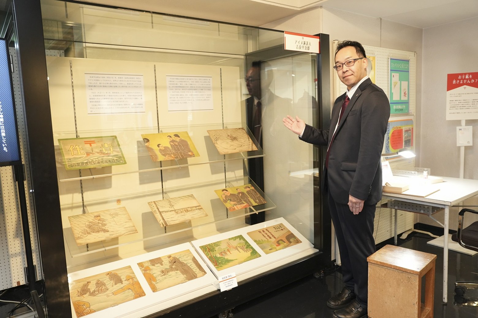 「アイヌ逓送人・吉良 平治郎」の展示。かつて平治郎が郵便物を携え目指した昆布森郵便局の現在の局長である松山さん