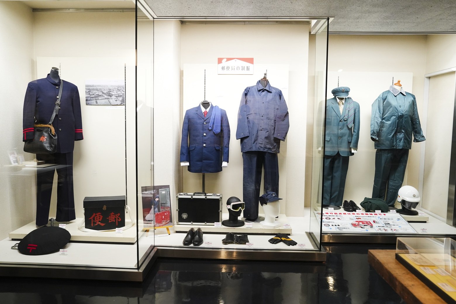 1888年から1907年までの制服（左）と1972年から1988年までの制服（中央、右）