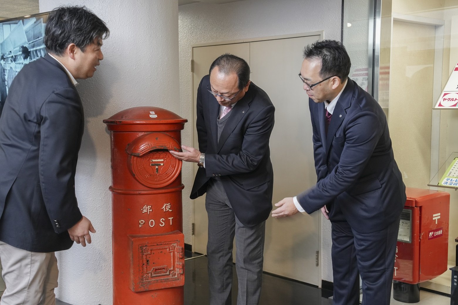 戦前から使われていた鉄製の丸型ポスト(弟子屈町ふるさと歴史館収蔵)
