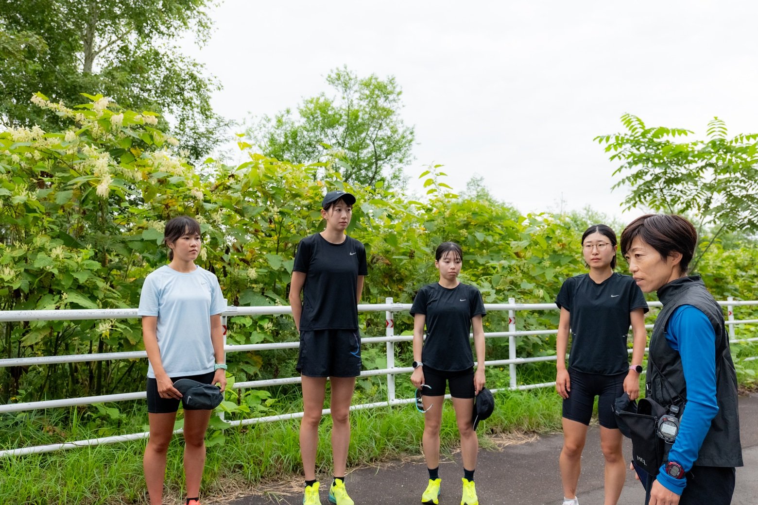 齋藤　由貴（さいとう ゆき）ヘッドコーチ（右）の話に耳を傾ける選手たち