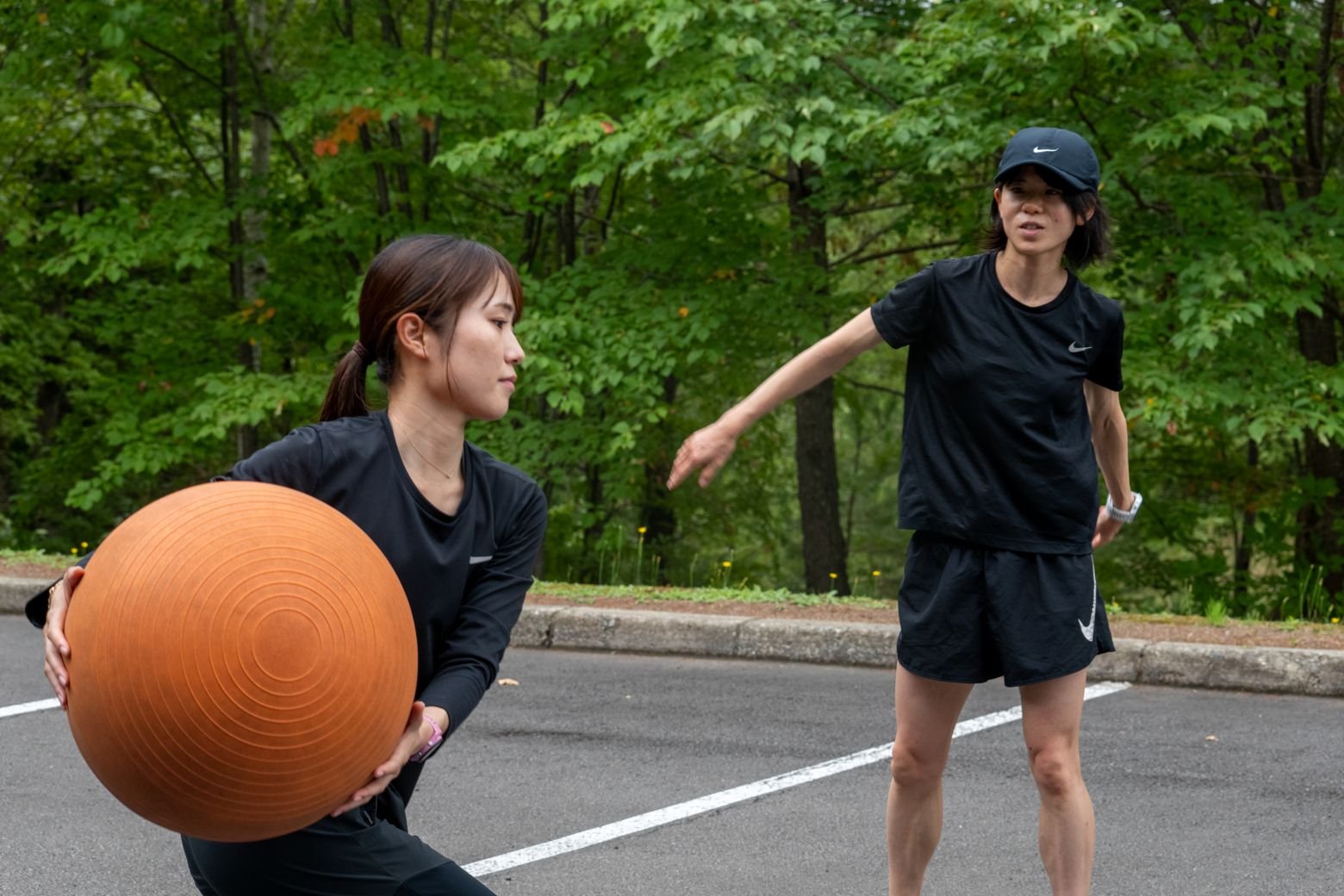 菅田 雅香（すがた みやか）選手（左）と鈴木 亜由子（すずき あゆこ）選手