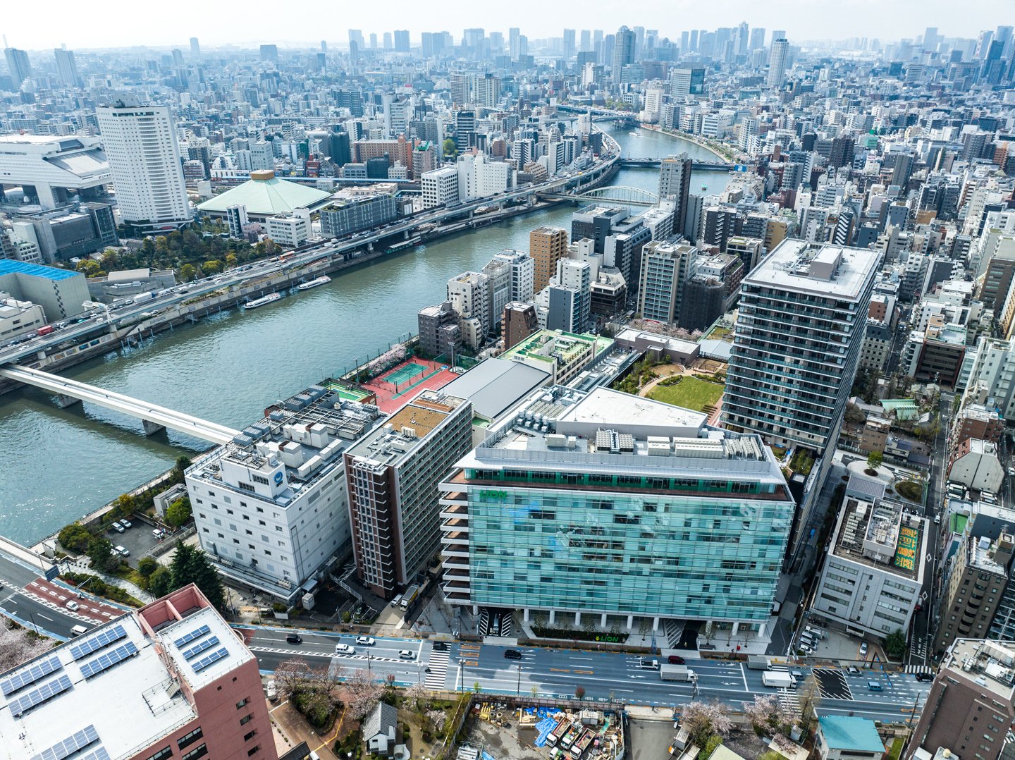 歴史と下町文化、国際色が混じり合う蔵前の街。中央手前の建物が蔵前ＪＰテラス