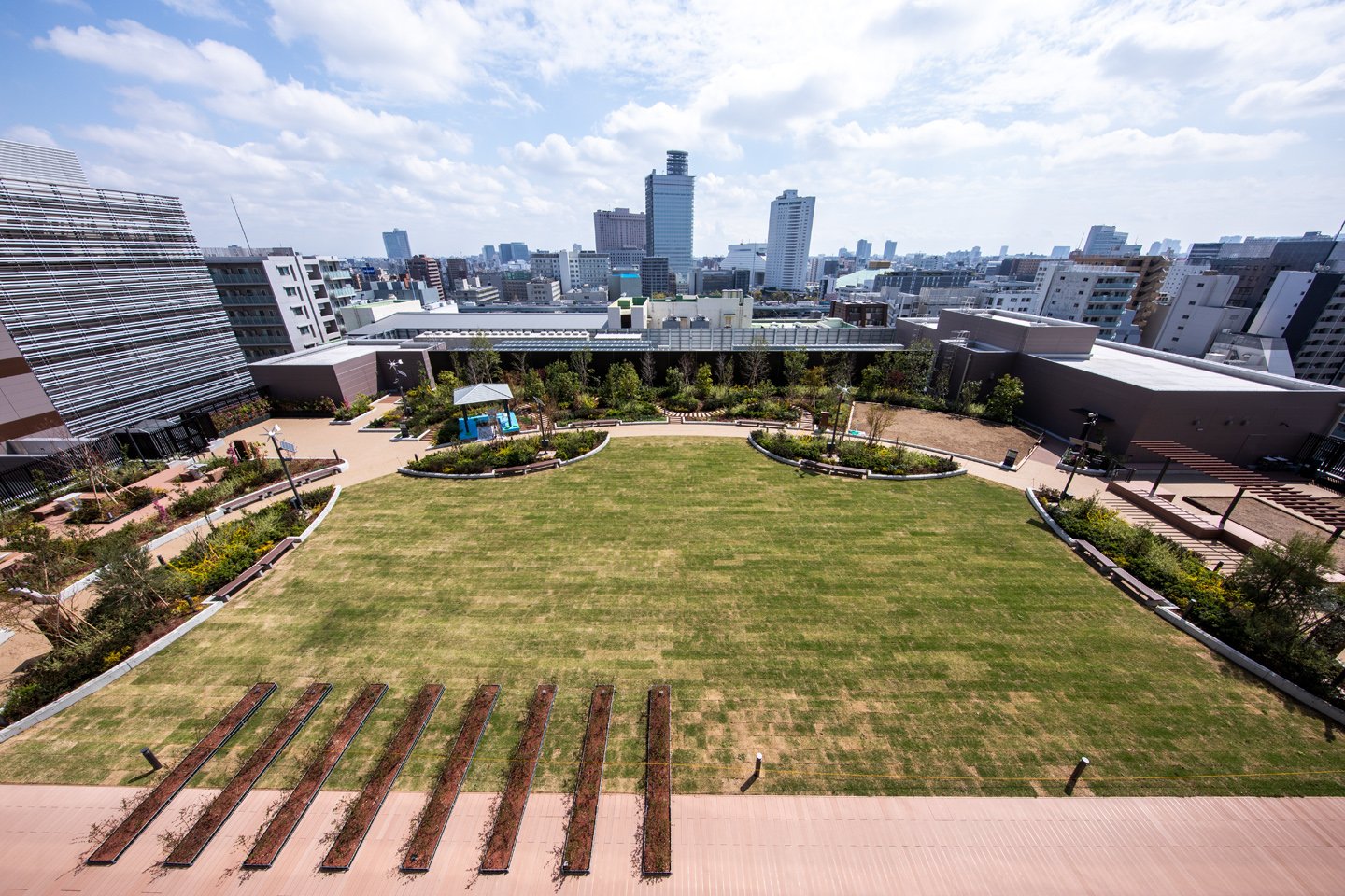 開放的な芝生広場