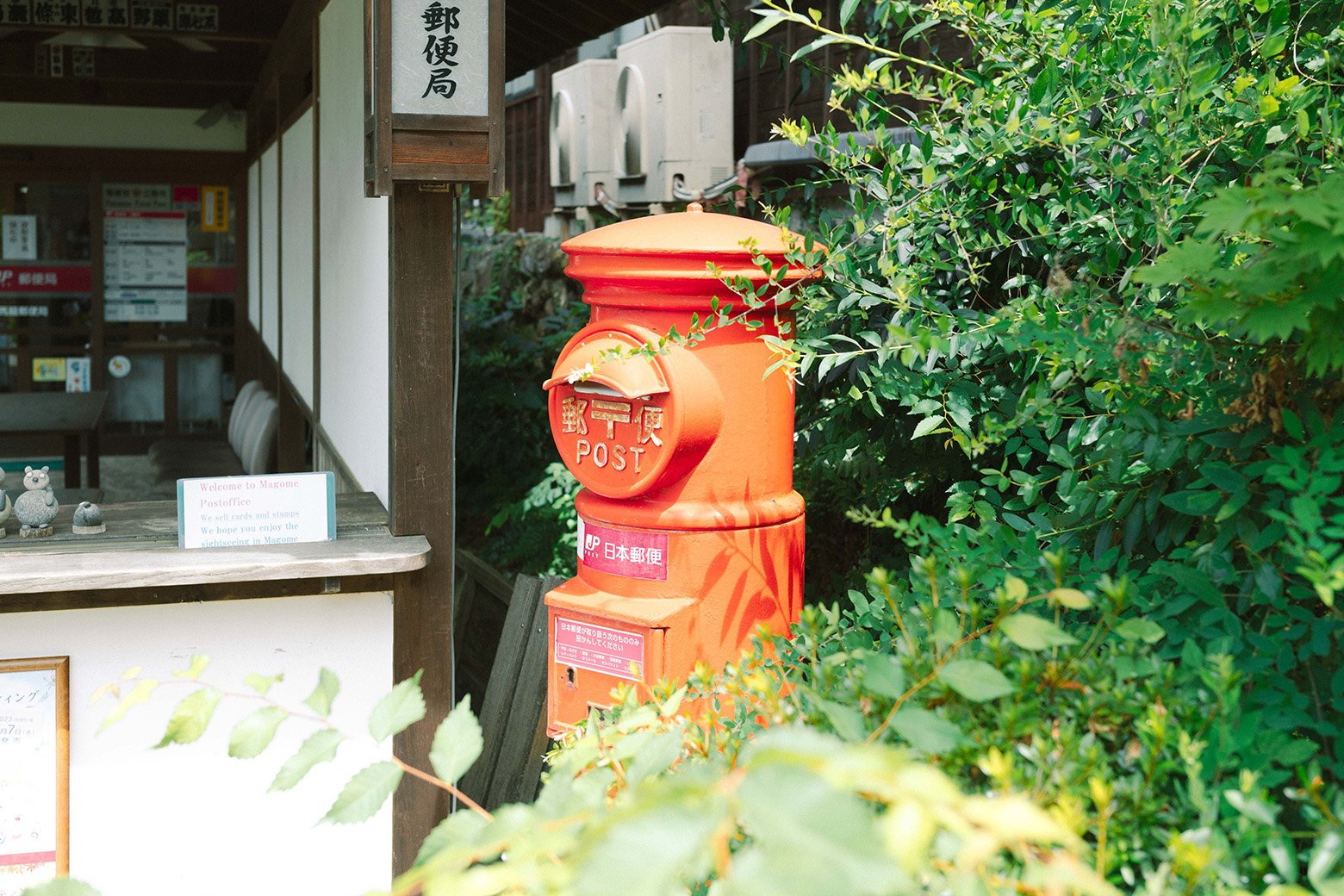 たびぽすと 岐阜《馬籠宿》の丸型ポストから歩き出す、江戸時代の面影残る宿場町で街道さんぽ