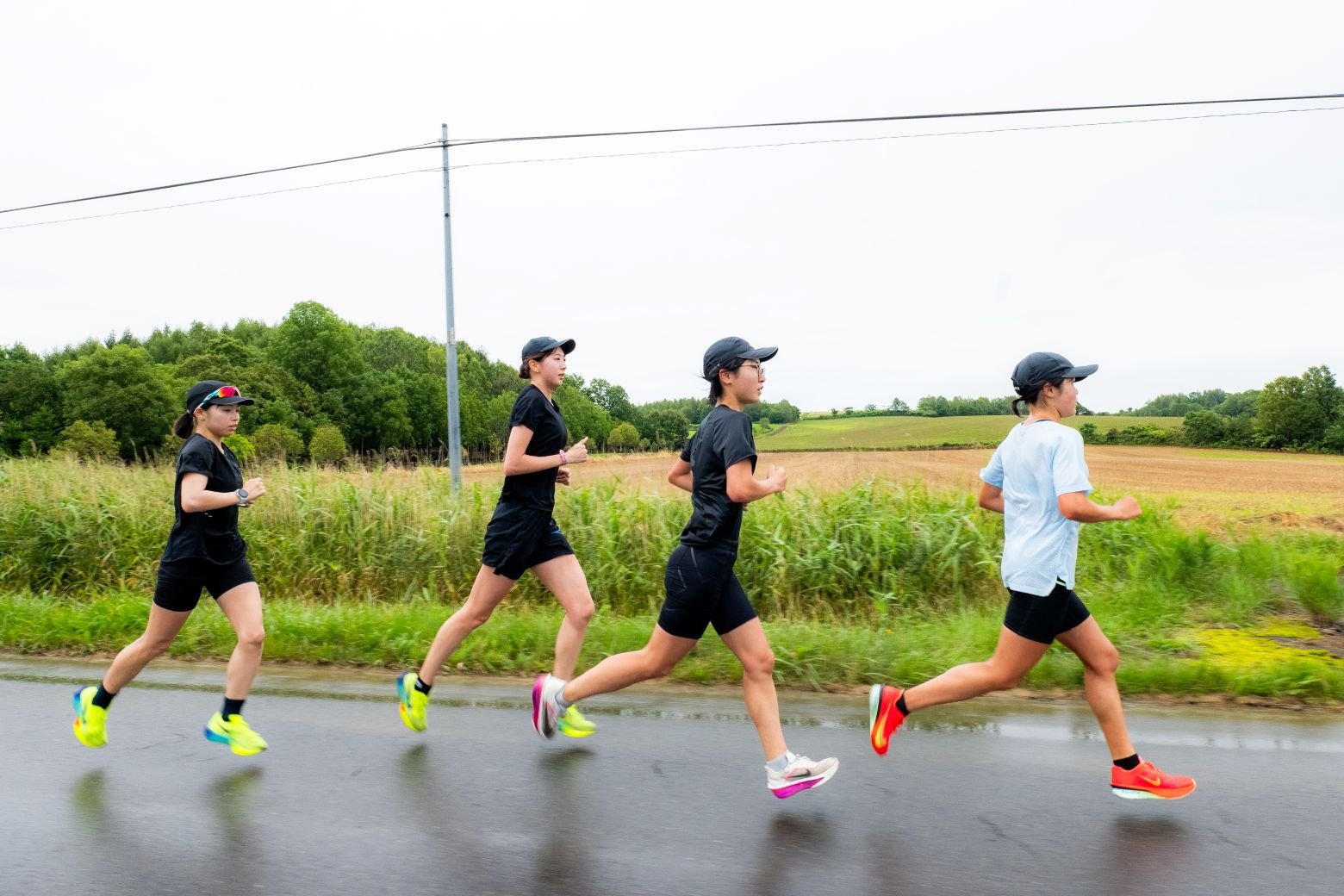 左から、小暮 真緒（こぐれ まお）選手、牛 佳慧（ぎゅう かえ）選手、谷本選手、大西選手