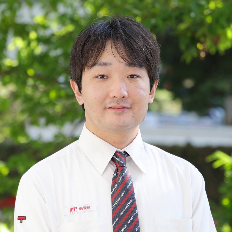 窓口担当の郵便局社員