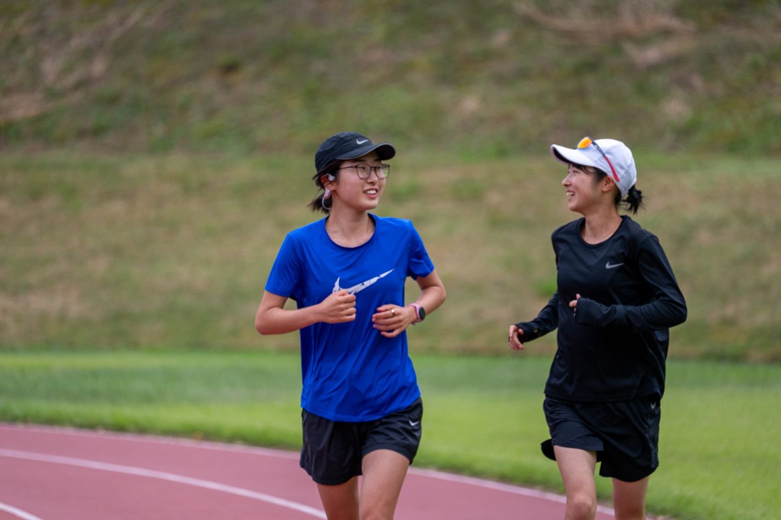 左から、ジョグを行う谷本 七星（たにもと ななせ）選手と山中 菜摘（やまなか なつみ）選手