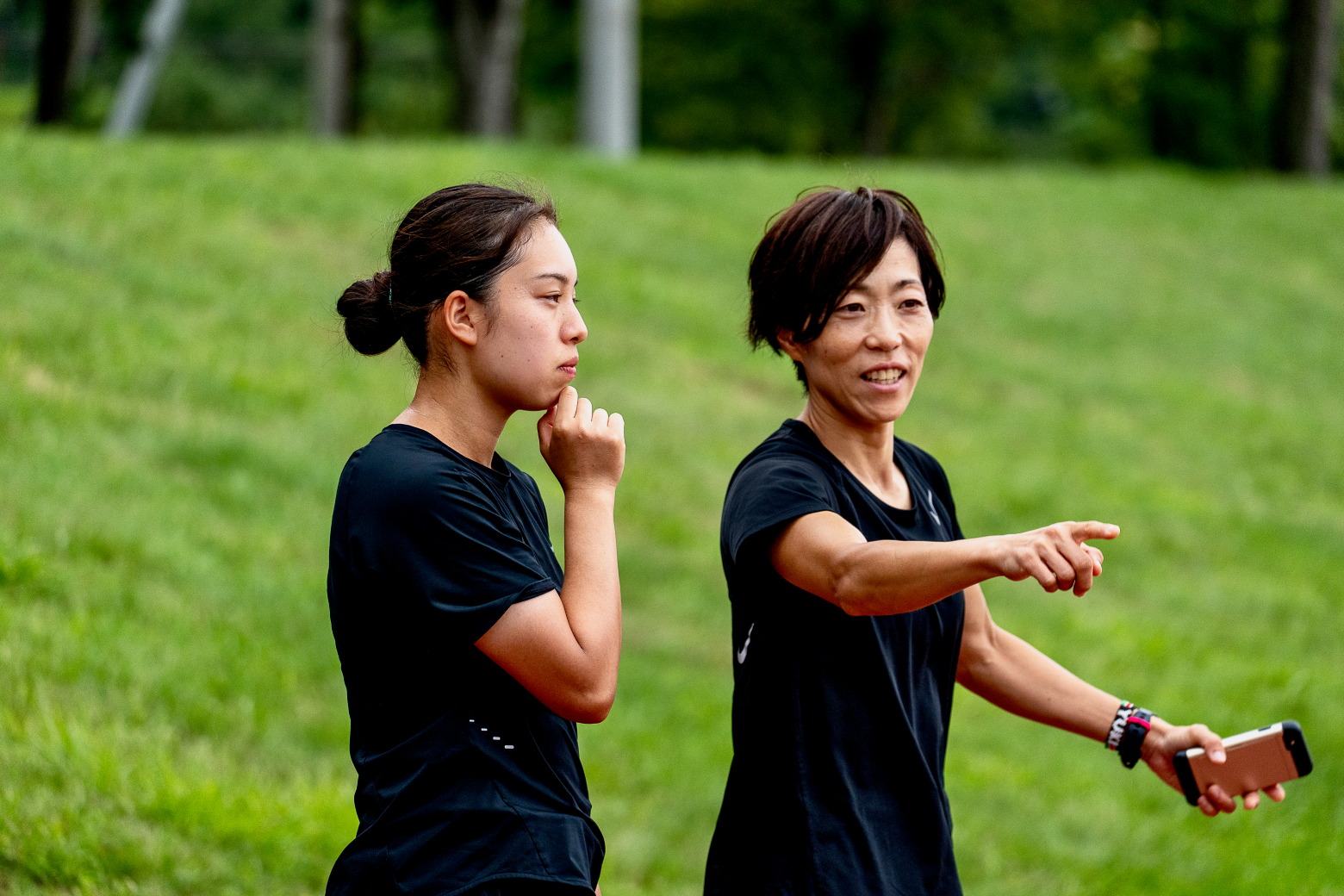 杉森 心音（すぎもり ここね）選手（左）にアドバイスを送る齋藤ヘッドコーチ