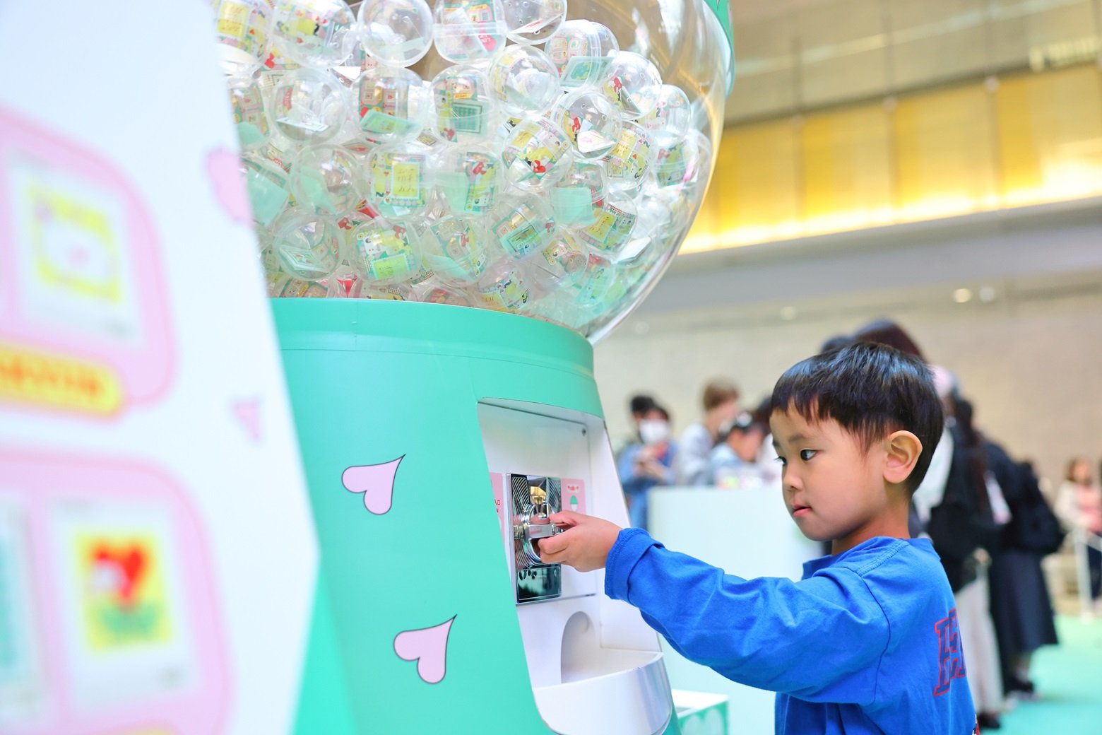 切手ガチャを回す男の子