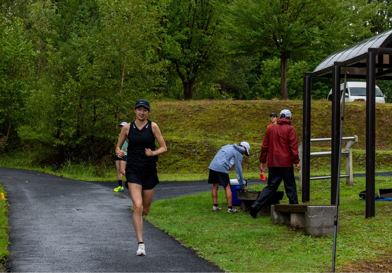 雨のなか走り出す牛選手