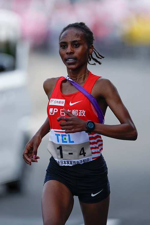 3位でたすきを受け取ると一気に首位に躍り出たカロライン選手 ©フォート・キシモト