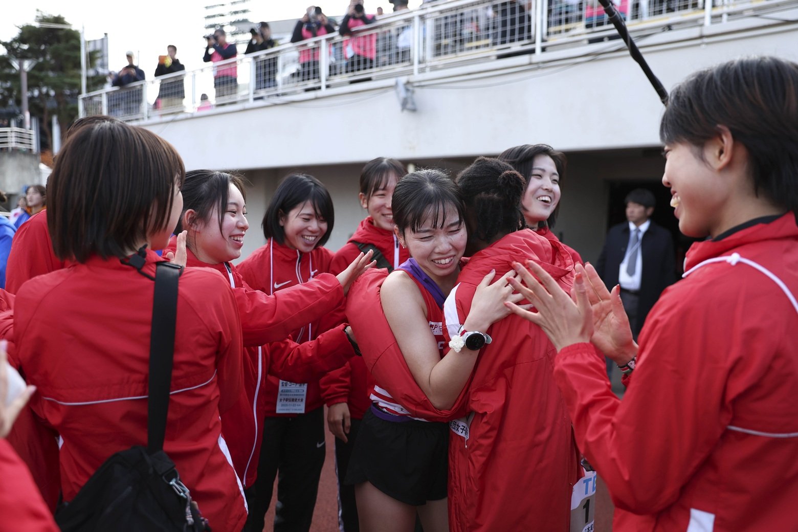 アンカーの小暮選手（中央）をねぎらうチーム一同 ©フォート・キシモト