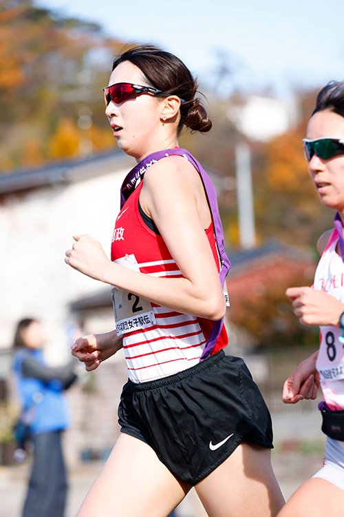 前向きにスタートを切り確実に順位を上げた牛選手 ©フォート・キシモト