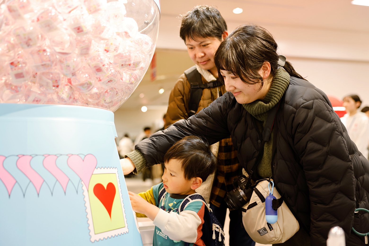 「ズッキュン♡切手ガチャ」を楽しんでいる様子