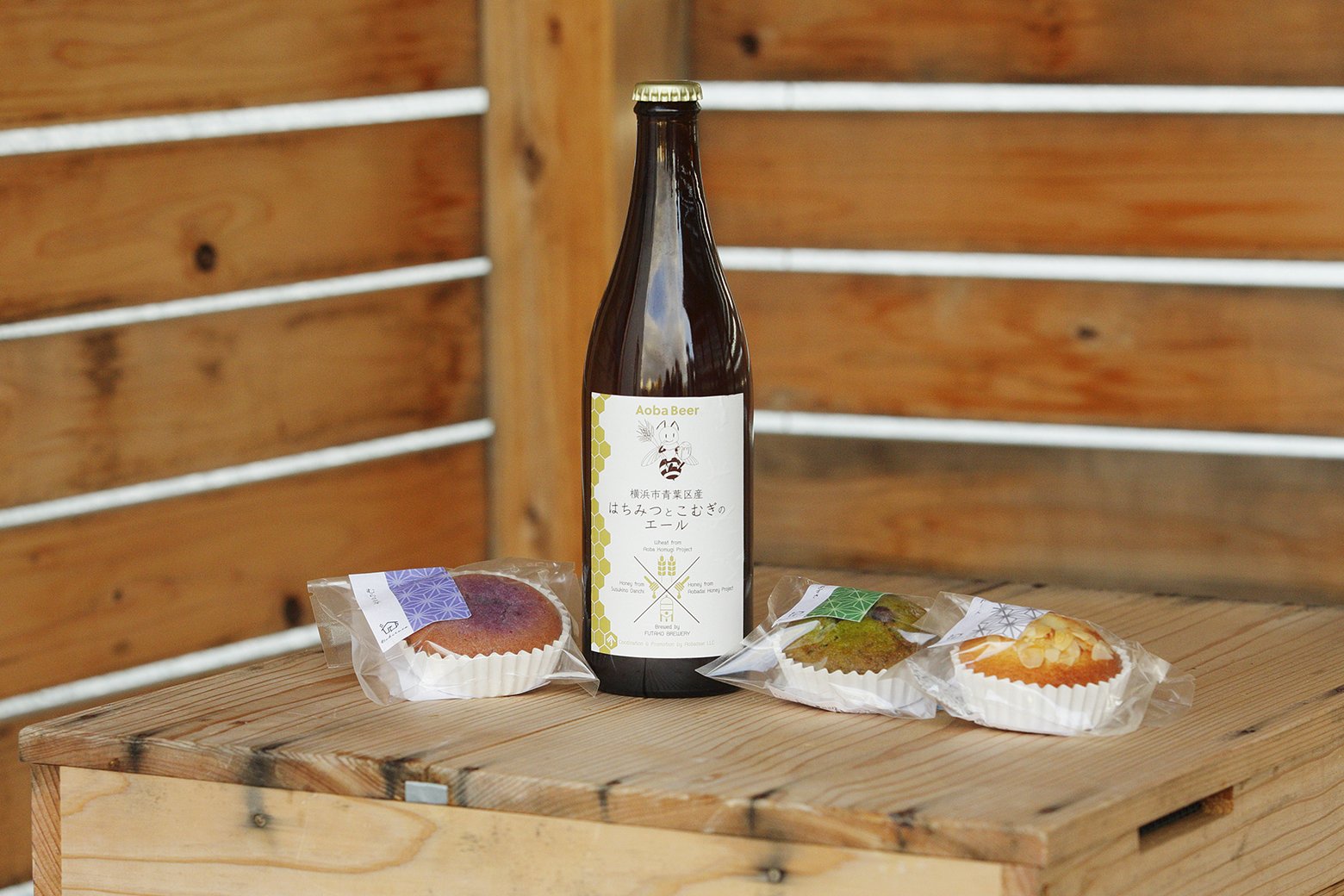 採蜜されたハチミツが使われた、限定200本で販売された「Aoba Beer 横浜市青葉区産はちみつとこむぎのエール」と、郵便局でカタログ販売されたスイーツ「沁(しみ)フィナンシェ」。