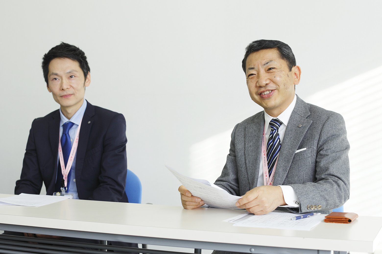 青葉台郵便局 局長 小泉敦志さん(左)と青葉台駅前郵便局 局長で青葉台ハニービープロジェクト代表の村野浩一さん(右)。