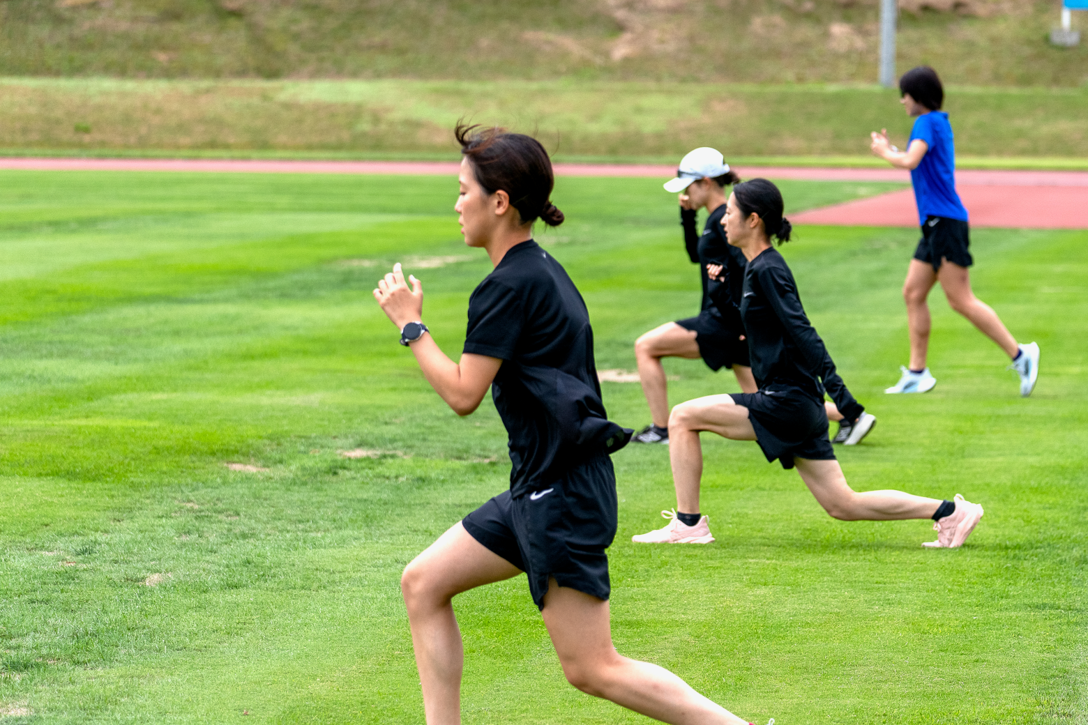 ランニングドリルに取り組む土井 葉月（どい はづき）選手（手前）