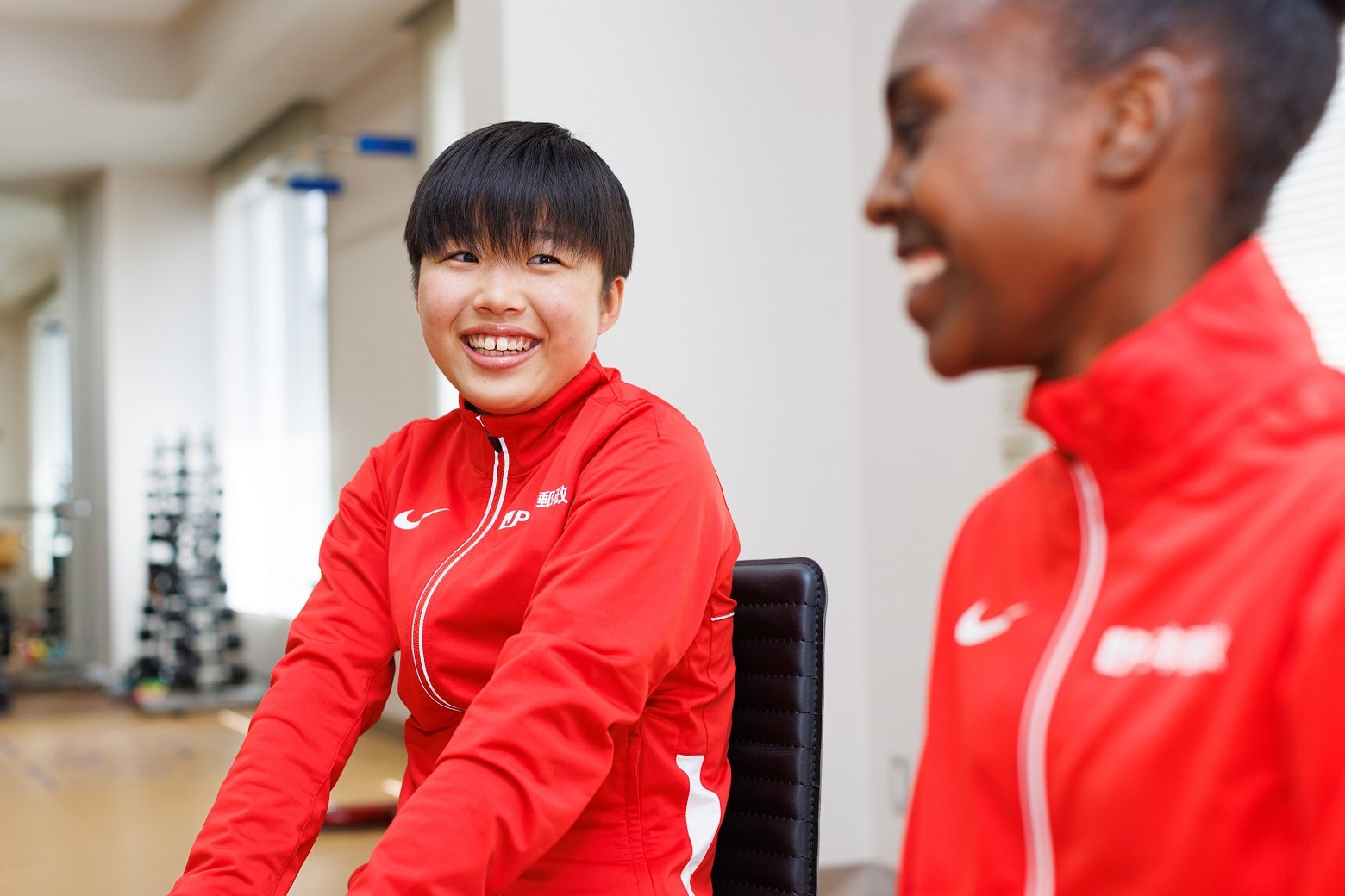 同じ神村学園から、1年先に日本郵政グループ女子陸上部に加入した田島選手（左）